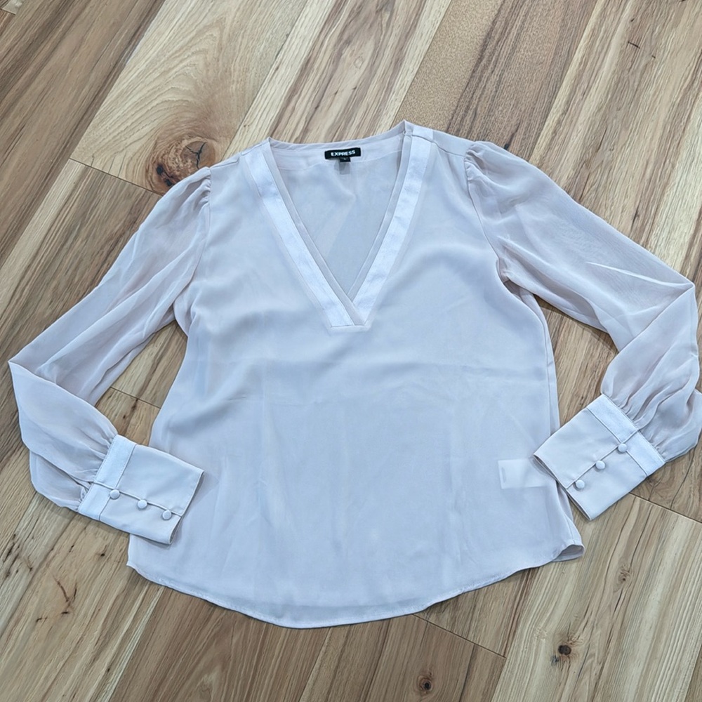 Express v-neck blouse. Pink mauve. Size small.